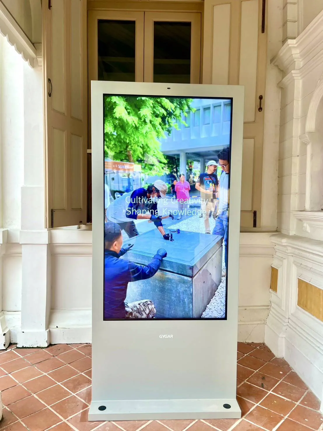 ติดตั้ง Digital Signage Outdoor EAT-65ex-A 2