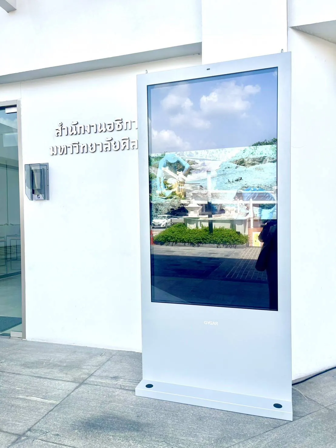 ติดตั้ง Digital Signage Outdoor EAT-65ex-A 5