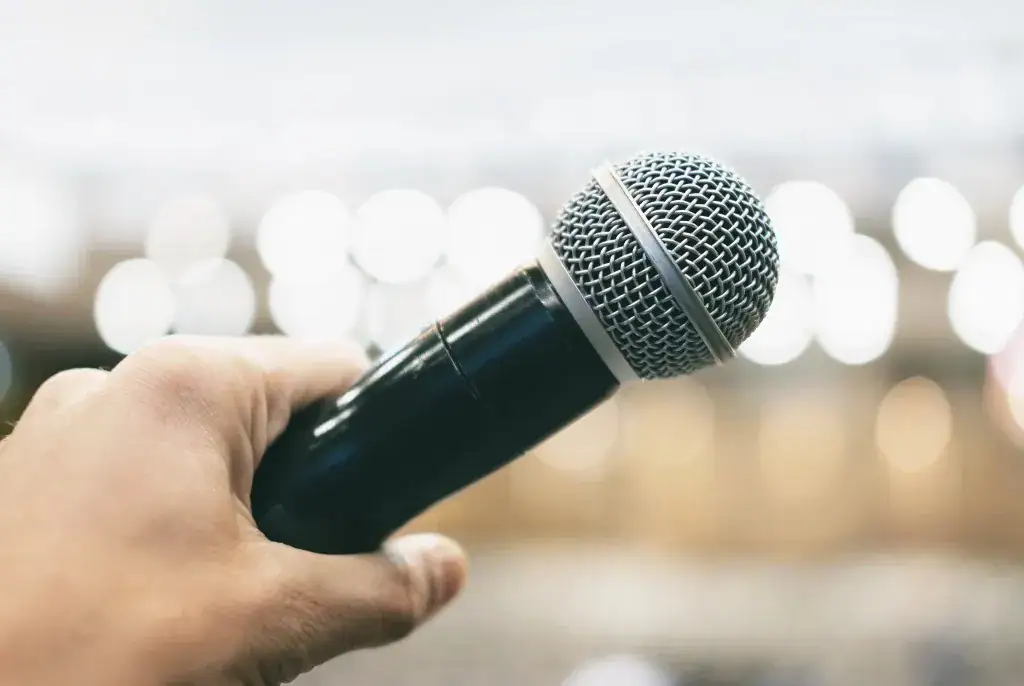 วิธีแก้ไมค์สะท้อนในห้องประชุมอย่างมีประสิทธิภาพ