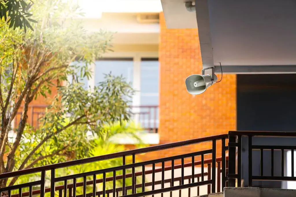 ระบบเสียงภายในโรงเรียนต้องติดตั้งโดยผู้เชี่ยวชาญเท่านั้น